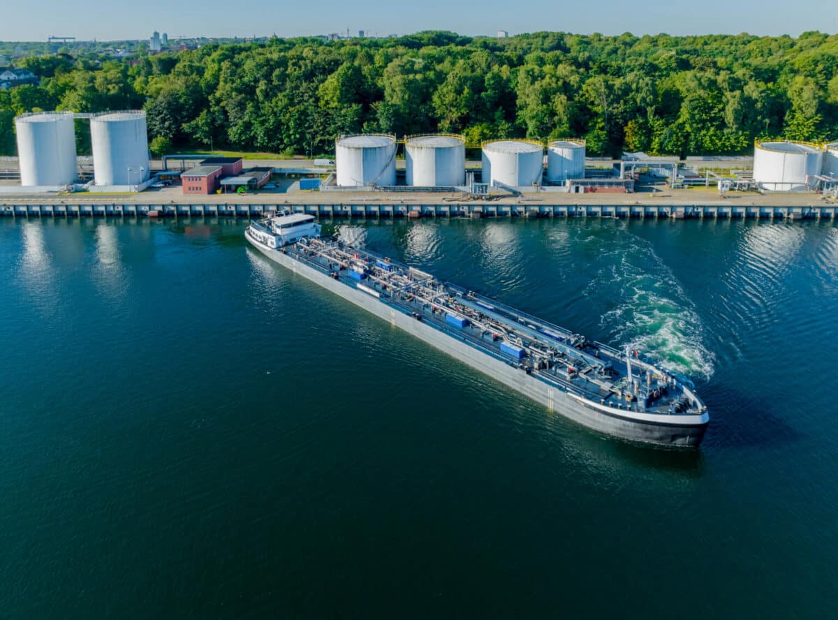 bateau cargo partant d'une plateforme de e-fuels