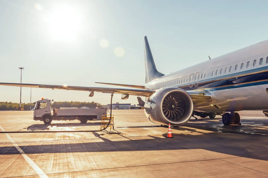 avion en train de s'approvisionner en e-fuel